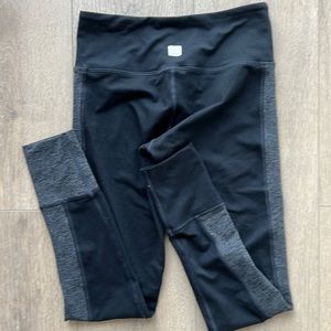 Vuori XS black and gray yoga pants